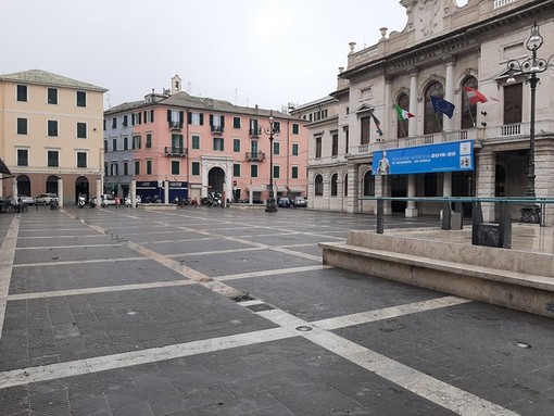 Manifestazione no green pass a Savona: in piazza Sisto il professore Paolo Becchi