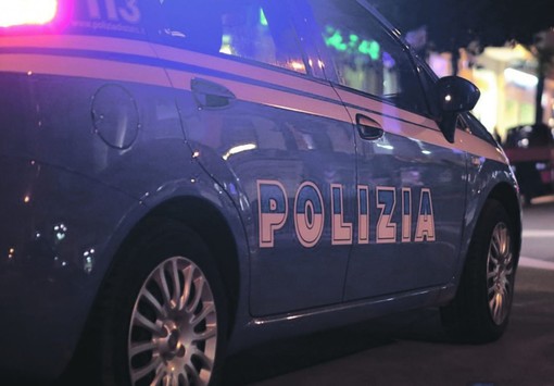 Sorpreso a tentare di rubare un'auto aggredisce i poliziotti: in manette un 43enne