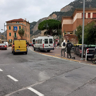 Finale, proseguono le asfaltature: lavorazioni su via Santuario e nella piazza della stazione ferroviaria