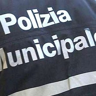 Senza patente su uno scooter privo di assicurazione e revisione e con la droga in tasca: fermato dalla polizia municipale di Loano