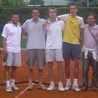 Gazzani, primo a sinistra, durante una trasferta (foto tratta dalla pagina Facebook &quot;Tennisclub Finale&quot;)