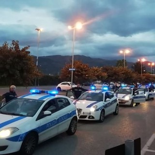 Albenga, in nove in un appartamento da 70 mq: mobilitata la polizia locale