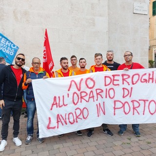 Orario allungato e riduzione del riposo tra i turni: il contratto integrativo Reefer Terminal divide i sindacati