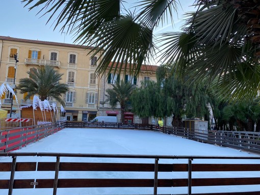 Albenga, apertura pista pattinaggio in piazza del Popolo. Passino: &quot;Problemi di targhettatura, speriamo di poter aprire il prima possibile&quot;