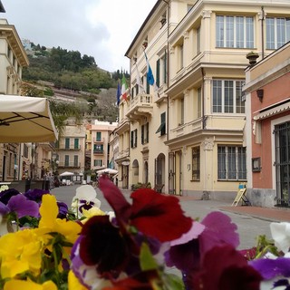 Pietra Ligure, nuovo look per la piazza del Comune