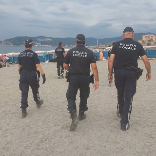 Savona, controlli della polizia locale sulle spiagge contro bivacchi e campeggiatori abusivi