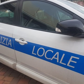 Savona, demolisce il suo autocarro e poi carica i pezzi su un altro mezzo non assicurato: sanzionato