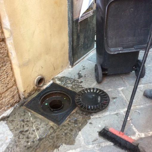 Albenga, la Teknoservice impegnata negli interventi di pulizia e manutenzione delle caditoie del centro storico