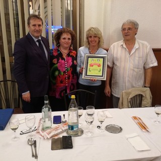 Si allega foto della premiazione di Stefania Belmondo con da sinistra Roberto Pizzorno presidente UNVS sezione Roggero di Savona e Delegato Provinciale Coni Savona, Laura Sicco consigliera UNVS sezione Roggero di Savona, Stefania Belmondo, Floriano Premoselli vice presidente UNVS sezione Roggero di Savona. Si allega foto della premiazione di Linda Cerruti e Costanza Ferro con da sinistra Floriano Premoselli vice presidente UNVS sezione Roggero di Savona, Roberto Pizzorno presidente UNVS sezione Roggero di Savona e Delegato Provinciale Coni Savona, Costanza ferro, Linda Cerruti, Ambrogio zaro consigliere UNVS sezione Roggero di Savona e delegato provinciale FIN Savona