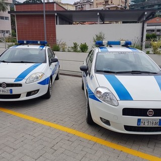 Occupazione di suolo pubblico e demanio marittimo, controlli e sanzioni della polizia locale di Alassio