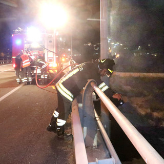 Albenga, principio di incendio nel greto del fiume Centa (FOTO)