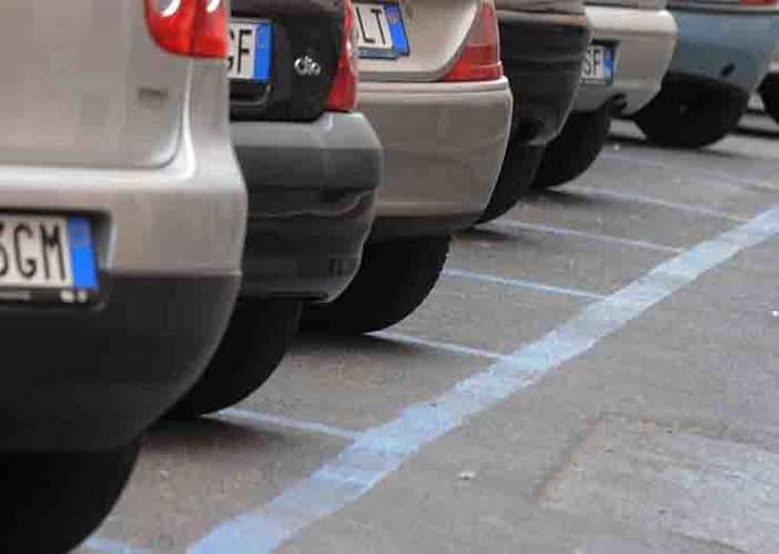 Parcheggi  blu ad Alassio: la giunta abbassa le tariffe