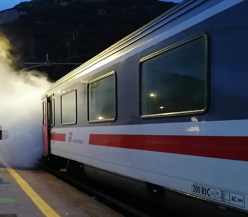 Finale, principio di incendio su un treno: vigili del fuoco mobilitati, circolazione ferroviaria ripresa