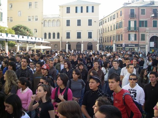 Savona: gli studenti dell'Alberti in piazza per protestare contro le direttive del preside