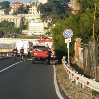 Celle Ligure: principio di incendio nei pressi dell'Aurelia. Intervento dei Vigili del Fuoco