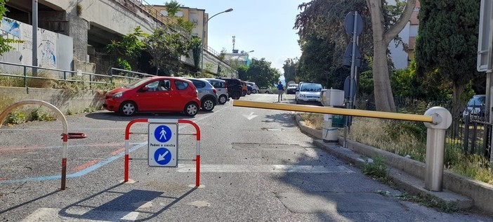 Savona, una raccolta firme per chiedere posti auto riservati ai residenti al parcheggio Ata di via Saredo