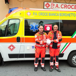 I militi che hanno assistito la donna nel parto (foto pagina Facebook &quot;Croce Bianca Borghetto Santo Spirito&quot;)