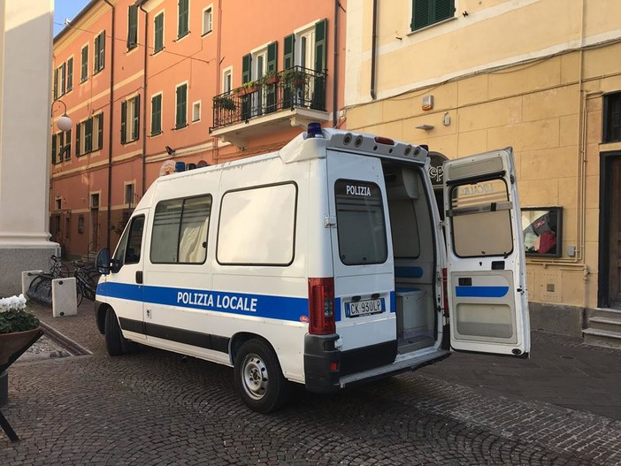 Finale Ligure: violenza sessuale e minacce, 29enne aggredisce con coltello anche gli agenti della Polizia Locale