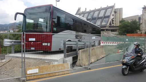 Savona, lavori in via Luigi Corsi: bus rimane incastrato