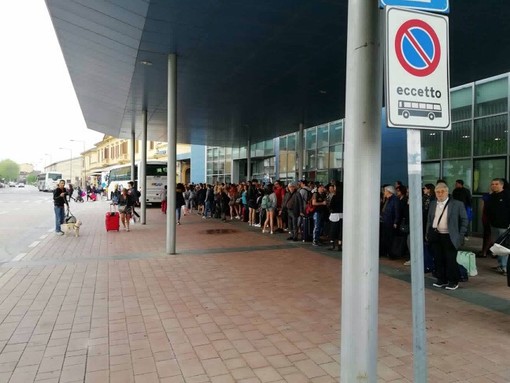 Deraglia treno a Trinità, primi disagi con i pullman sostitutivi tra Mondovì e Fossano