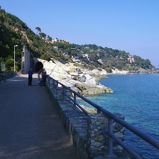 Varazze, un cittadino scrive al direttore: “L’80% delle persone a passeggio senza mascherina. Occorrono controlli e spiegare che qui vige l’obbligo”