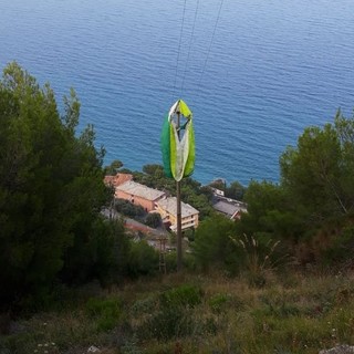 Andora, in volo con il parapendio resta impigliato nei cavi elettrici: illeso