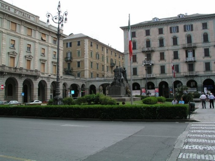 Savona, motociclista investe un pedone sulle strisce in piazza Mameli e scappa