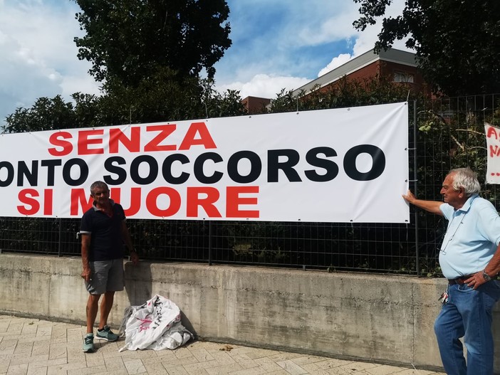 Albenga, nuovi striscioni “Senza Pronto Soccorso Si Muore” appesi al Santa Maria di Misericordia