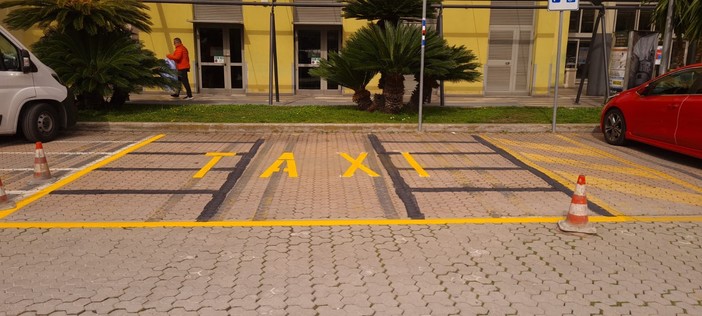 Albenga, in piazzale Nassiriya i nuovi stalli per la sosta dei taxi