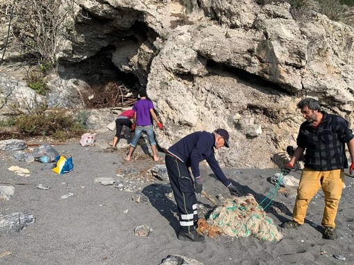 Bergeggi, maxi pulizia dai rifiuti del Lido delle Sirene: &quot;Restituita dignità ad un luogo magico&quot; (FOTO)