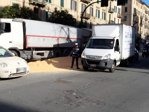 Savona, camion perde il carico di grano: traffico in tilt in corso Mazzini (FOTO)