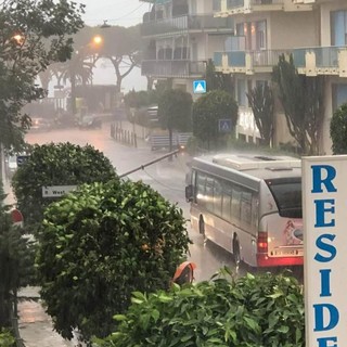 Alassio: palo abbattuto nei pressi dell'hotel Majestic