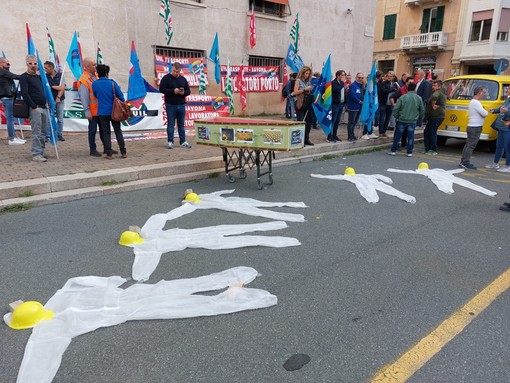 No alle morti sul lavoro, presidio dei sindacati davanti alla Prefettura (FOTO e VIDEO)