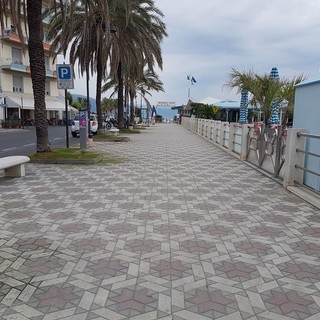 Pulizia della passeggiata sul Lungomare di Albenga