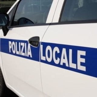 Albenga, fermato dalla polizia locale un motociclista senza patente a bordo di un mezzo sequestrato