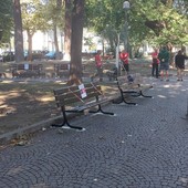 Savona, i &quot;Custodi del Bello&quot; provano a combattere il degrado: riverniciate e riparate le panchine in Piazza del Popolo (FOTO)