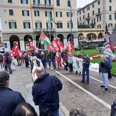 Savona, presidio in Piazza Mameli per fermare la guerra in Medio Oriente: &quot;Pace subito&quot; (FOTO)