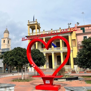 Lascia Borghetto la Panchina dell’Amore di Piazza Libertà, diventata uno dei luoghi più fotografati della città