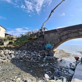 Varazze, danni alla pila del ponte alla foce del rio Arenon: 630mila euro per i lavori