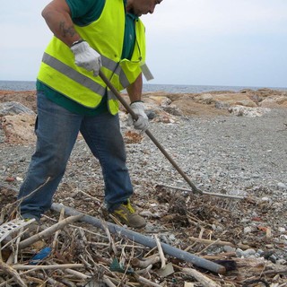 Pulizia straordinaria di ATA delle spiagge libere savonesi: oggi intervento sulla spiaggia di piazzale Eroe dei Due Mondi sotto il Priamar