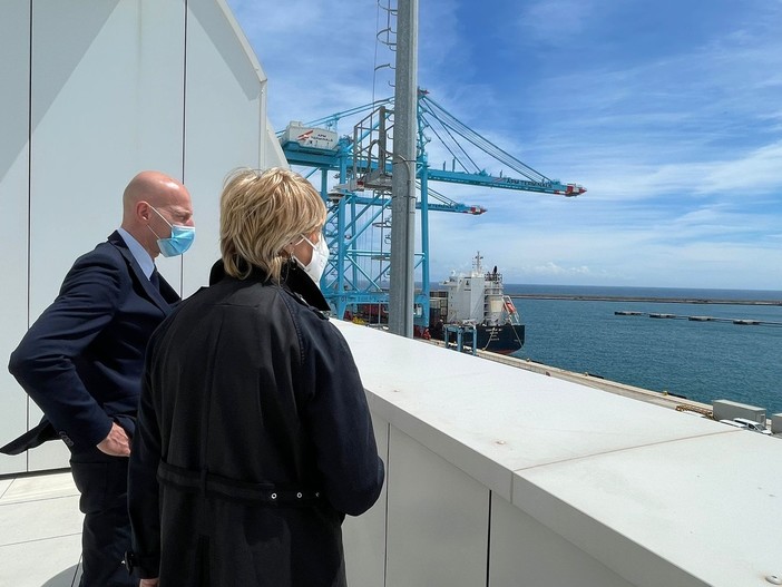 Porto di Vado, visita della senatrice Pinotti: sul tavolo le crisi industriali del savonese e i nuovi investimenti