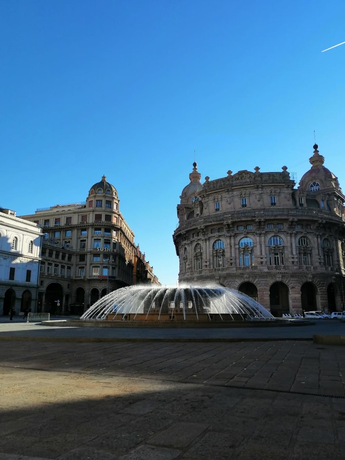 Giornata Mondiale della Consapevolezza dell’Autismo: la fontana di De Ferrari si tinge di blu