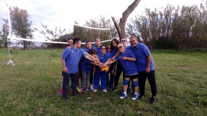 I ragazzi della pallavolo unificata di Albenga in partenza per i play the games di Arezzo targati Special Olympics