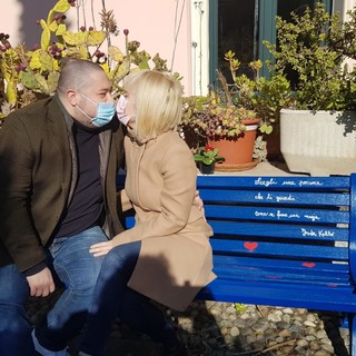 San Valentino ad Albisola si celebra sulla panchina dell'amore dipinta da due albisolesi