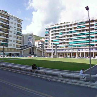 Savona, un uomo si getta dal quinto piano in piazza Martiri