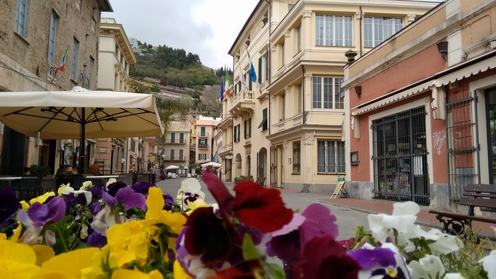 Pietra Ligure, nuovo look per la piazza del Comune