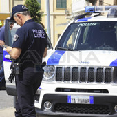 Ruba alimentari e alcolici dagli scaffali del supermercato minacciando il titolare per non pagare: denunciato un turista