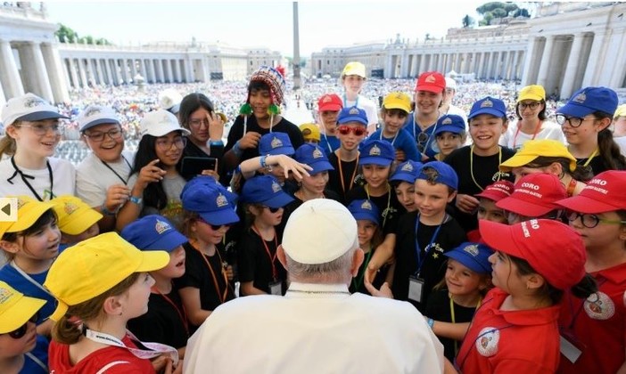 Il Papa chiude con una grande festa la prima Giornata mondiale dei bambini