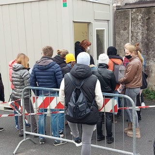 Assistenza ai profughi ucraini, attivo l'infopoint a Savona davanti alla Questura (FOTO)