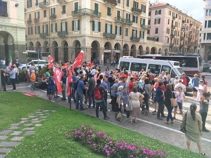 “Aprite i porti”: presidio in piazza Mameli a Savona per dire no alla decisione del ministro Salvini (FOTO e VIDEO)